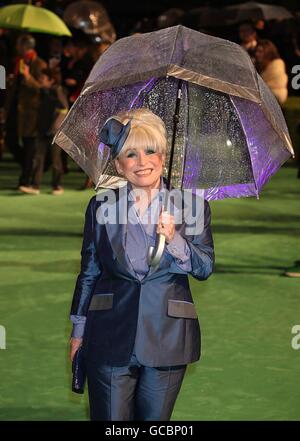 Barbara Windsor bei der Ankunft zur Königlichen Weltpremiere von Alice im Wunderland im Odeon, Leicester Square, London Stockfoto