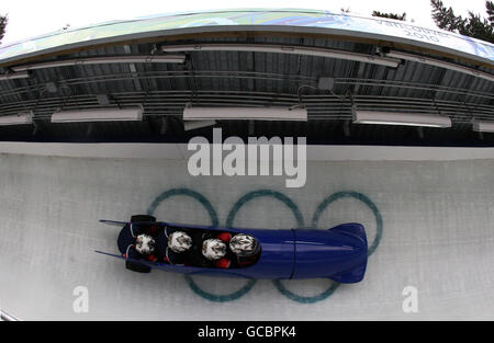 Great Britains vier-Mann-Bobsleigh-Team mit Pilot John Jackson während der vier-Mann-Bobsport-Praxis in Vancouver 2010 Olympischen Winterspielen im Whistler Sliding Center in Whistler, Kanada. Stockfoto