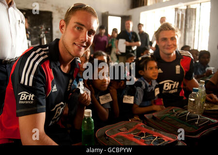 Cricket - England Besuch der Grundschule - Dhaka. Englands Stuart Broad (links) und Luke Wright während des Besuchs der Sher-e-Bangla Primary School in Dhaka. Stockfoto