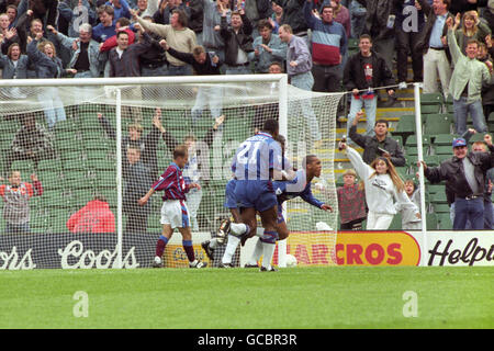 Fußball - FA Carling Premiership - Chelsea / Aston Villa - Stamford Bridge. CHELSEA'S MARK STEIN (R) FEIERT, NACHDEM ER IN IHREM PREMIERSHIP-SPIEL IN STAMFORD BRIDGE GEGEN ASTON VILLA PUNKTEN KONNTE. Stockfoto