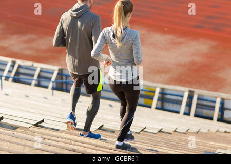 paar auf Stadion im Erdgeschoss ausgeführt Stockfoto