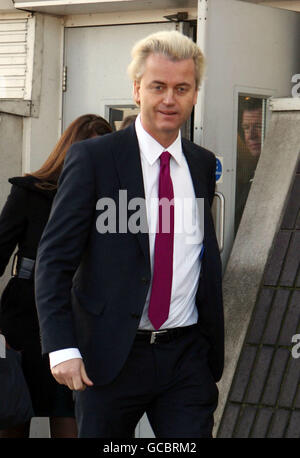 Der niederländische Abgeordnete Geert Wilders, der umstrittene niederländische rechtsextreme Politiker, der am Flughafen Heathrow ankommt. Stockfoto