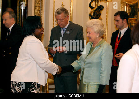 Queen Elizabeth II (rechts) begrüßt die Gäste bei einem Empfang im Buckingham Palace, London Stockfoto