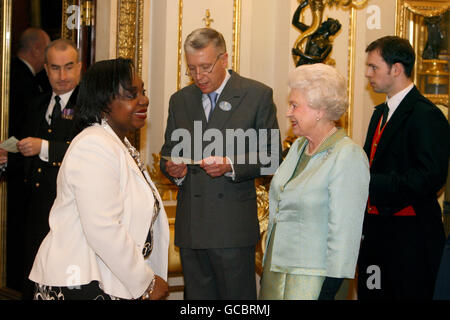 Queen Elizabeth II (rechts) begrüßt die Gäste bei einem Empfang im Buckingham Palace, London Stockfoto