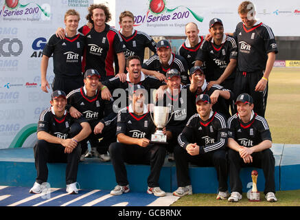 England feiert den Sieg der Serie gegen Bangladesch nach dem dritten Tag International im Jahur Ahmed Chowdhury Stadium, Chittagong. Stockfoto