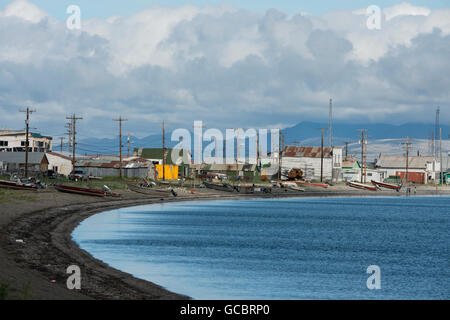 Alaska, Seward-Halbinsel, Teller, Bob Blodgett Nome-Teller Autobahn aka Teller Road. Teller mit einheimischen Fischerbooten am Strand. Stockfoto