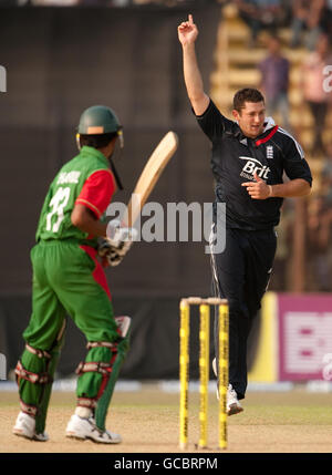 Englands Tim Bresnan (rechts) feiert die Auflösung von Bangladeshs Shafiul Islam während des dritten One Day International im Jahur Ahmed Chowdhury Stadium, Chittagong. Stockfoto