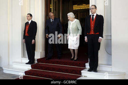 Am letzten Tag seines Staatsbesuchs verabschiedet sich die britische Königin Elizabeth II. Vom südafrikanischen Präsidenten Jacob Zuma im Buckingham Palace in London. Stockfoto