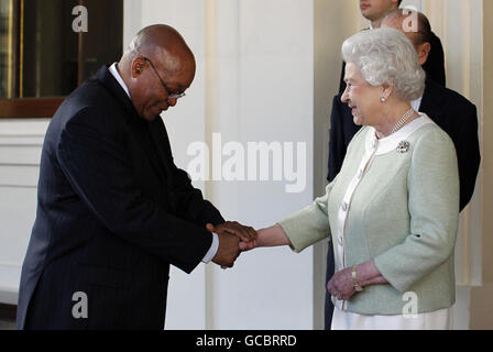 Am letzten Tag seines Staatsbesuchs verabschiedet sich die britische Königin Elizabeth II. Vom südafrikanischen Präsidenten Jacob Zuma im Buckingham Palace in London. Stockfoto