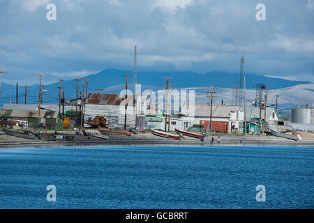 Alaska, Seward-Halbinsel, Teller, Bob Blodgett Nome-Teller Autobahn aka Teller Road. Teller mit einheimischen Fischerbooten am Strand. Stockfoto