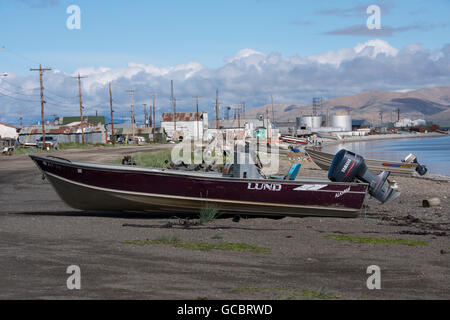 Alaska, Seward-Halbinsel, Teller, Bob Blodgett Nome-Teller Autobahn aka Teller Road. Teller mit einheimischen Fischerbooten. Stockfoto