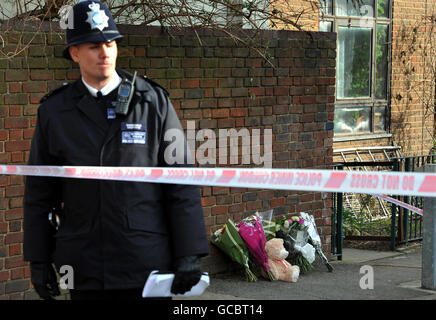 Ein Polizeibeamter steht vor dem Outram Place, Islington im Norden Londons, wo die Polizei eine Morduntersuchung durchführt, nachdem er einen Leichnam eines Teenagers entdeckt hatte. Stockfoto