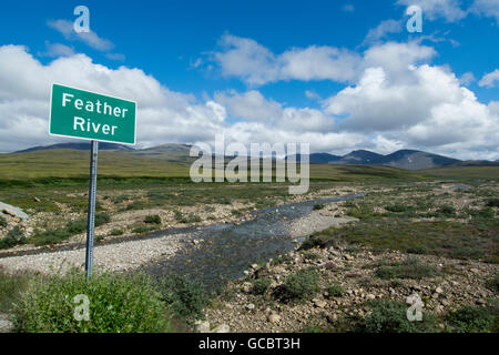 Alaska, Seward Penissula Nome, Bob Blodgett Nome-Teller Autobahn aka Teller Road. Feather River, Meilenmarkierung 36. Stockfoto