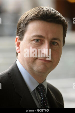 Der internationale Entwicklungsminister Douglas Alexander kommt im Queen Elizabeth II Conference Centre in Zentral-London an, um die Chilcot Iraq Inquiry zu belegen. Stockfoto