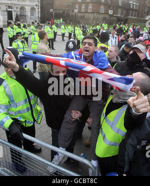 Ein Mitglied der englischen Verteidigungsliga während eines Protestes am Tag, an dem der rechtsgerichtete niederländische Abgeordnete Geert Wilders im Oberhaus erschien, um seinen Anti-Islam-Film Fitna zu drehen. Stockfoto