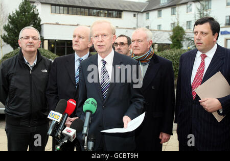 Ulster Unionist Leader Sir Reg Empey, spricht heute Nachmittag mit Partykollegen vor dem Hilton Hotel in Templepatrick mit der Presse. Stockfoto