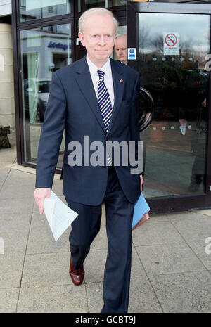 Ulster Unionist Leader Sir Reg Empey, der heute Nachmittag das Hilton Hotel in Templepatrick mit Partykollegen verlässt. Stockfoto