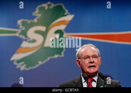 Der stellvertretende Ministerpräsident Martin McGuinness spricht während der Sinn Fein ARD Fheis in Dublin vor den Delegierten der RDS. Stockfoto