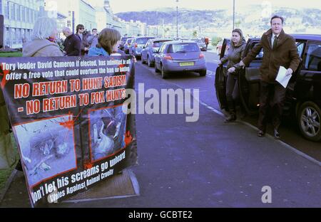 Der konservative Führer David Cameron kommt zur Konferenz der Walisischen Konservativen in Llandudno, Wales. Stockfoto