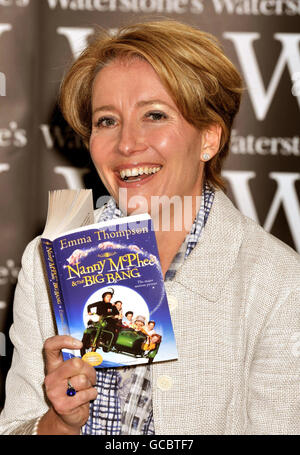 Emma Thompson hält ein Exemplar ihres Buches „Nanny McPhee & The Big Bang“, bevor sie heute Nachmittag im Waterstones Buchladen im Londoner Picadilly-Zentrum ein Buch unterschrieb. Stockfoto