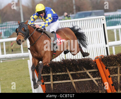 knight in Purple und Richard McGrath räumen die letzte Hürde auf ihrem Weg zum Sieg in der Hürde für Anfänger von sportingbet.com auf der Doncaster Racecourse, Doncaster. Stockfoto