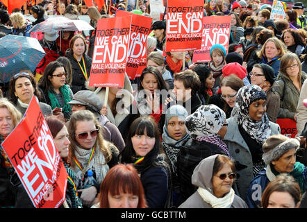 Unterstützer des Million Women Rise marsch und Kundgebung gegen Gewalt gegen Frauen machen ihren Weg entlang der Oxford Street, London. Stockfoto