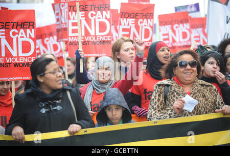 Unterstützer des Million Women Rise marsch und Kundgebung gegen Gewalt gegen Frauen machen ihren Weg entlang der Oxford Street, London. Stockfoto