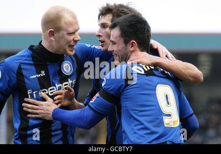 Rochdales Chris Dagnall (rechts) feiert Scoring seiner Seiten erstes Tor des Spiels mit Jason Kennedy (links) und Wil Atkinson während der Coca Cola League zwei Spiel in Spotland, Rochdale. Stockfoto