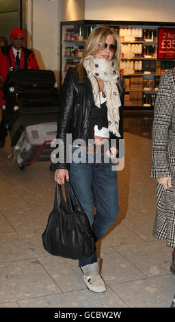 Jennifer Aniston kommt am Flughafen Heathrow in Middlesex vor der Premiere ihres neuen Films Bounty Hunter morgen auf dem Leicester Square in London an. Stockfoto