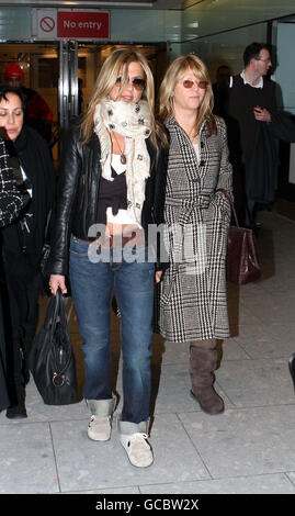 Jennifer Aniston kommt am Flughafen Heathrow in Middlesex vor der Premiere ihres neuen Films Bounty Hunter morgen auf dem Leicester Square in London an. Stockfoto