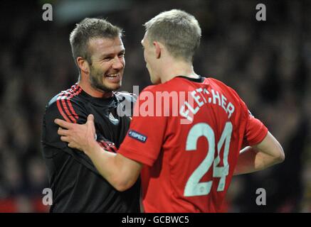 Fußball - UEFA Champions League - 16. Runde - zweites Bein - Manchester United / AC Mailand - Old Trafford. David Beckham (links) von AC Milan teilt einen Witz mit Darren Fletcher von Manchester United Stockfoto