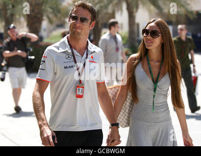 Der britische Jenson Button mit seiner Freundin Jessica Michibata beim Paddock Day auf dem Bahrain International Circuit in Sakhir, Bahrain. Stockfoto