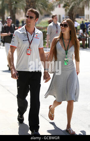Der britische Jenson Button mit seiner Freundin Jessica Michibata beim Paddock Day auf dem Bahrain International Circuit in Sakhir, Bahrain. Stockfoto