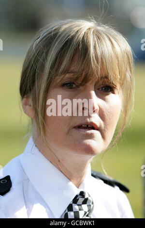 Chief Superintendent Zoe Hamilton spricht mit den Medien vor der Ashton-under-Lyne Polizeistation, nachdem ein 64-jähriger Mann tot vor seinem Haus in der Gegend Hattersley im Großraum Manchester aufgefunden wurde, nachdem Berichte von Jugendlichen, die einen „Ärger“ verursachten, gemeldet wurden. Stockfoto