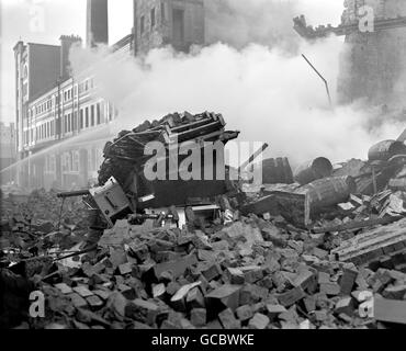 Tonnen von Schutt und Whiskyfässern verschlingen am Morgen nach einem verheerenden Brand des Whisky-Lagerhauses in Glasgow einen Feuerwehrmotor. Bei einer Explosion wurden die Wände des Gebäudes durchgeblasen, drei Feuergeräte begraben und 19 Männer, 14 Feuerwehrleute und fünf Mitglieder des Glasgow Salvage Corps getötet. Der Vorfall bleibt die schlimmste Katastrophe der britischen Feuerwehr in Friedenszeiten. Stockfoto