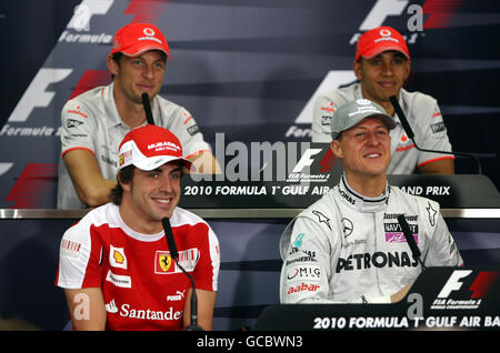 McLaren-Fahrer Jenson Button (oben links) und Lewis Hamilton (oben rechts) mit Ferrari Fernando Alonso (unten links) und Mercedes-Fahrer Michael Shumacher während der Pressekonferenz im Vorfeld während des Paddock Day auf dem Bahrain International Circuit in Sakhir, Bahrain. Stockfoto