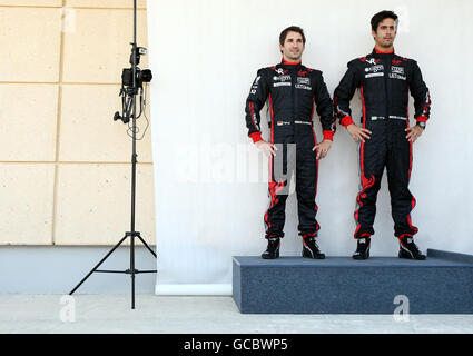 Die Virgin Racing-Fahrer Timo Glock (links) und Lucas Di Grassi posieren für Fotografen während des Paddock Day auf dem Bahrain International Circuit in Sakhir, Bahrain. Stockfoto