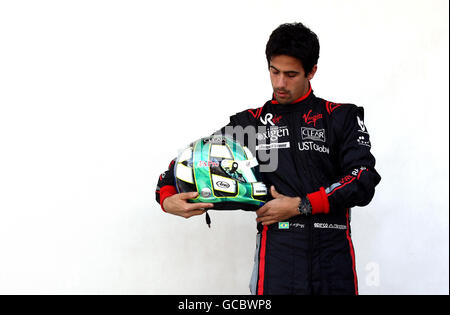 Virgin Racing Fahrer Lucas Di Grassi bereitet sich darauf vor, sein Foto während des Paddock Day auf dem Bahrain International Circuit in Sakhir, Bahrain, machen zu lassen. Stockfoto