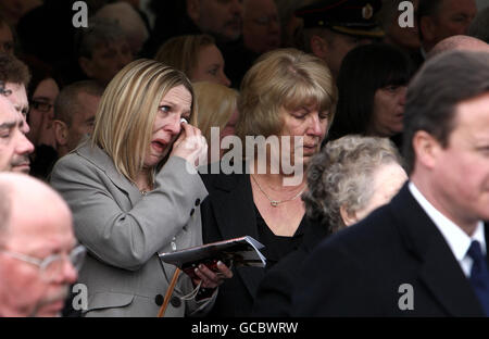 Freunde und Familienmitglieder von gefallenen Mitarbeitern an der Basra Memorial Wall im National Memorial Arboretum in der Nähe von Alrewas in Staffordshire, während eines Dienstes zur Wiederweihe der Mauer, nachdem sie aus Basra, Irak, verlegt wurde. Stockfoto