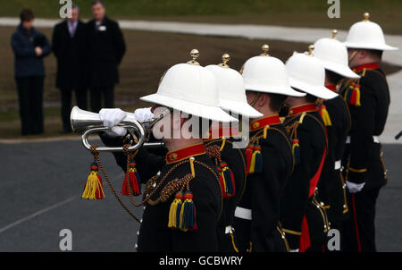 Buglers an der Basra Memorial Wall im National Memorial Arboretum in der Nähe von Alrewas in Staffordshire, während eines Dienstes, um die Mauer neu zu widmen, nachdem sie aus Basra, Irak, verlegt wurde. Stockfoto