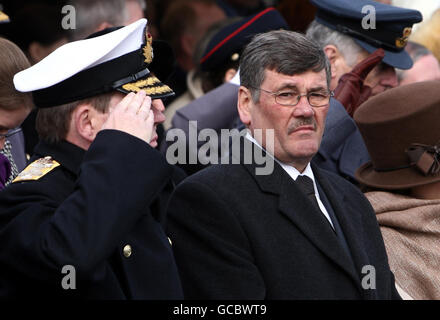 Verteidigungsminister Bob Ainsworth (Mitte) während eines Dienstes zur Wiederweihe der Basra Memorial Wall im National Memorial Arboretum in der Nähe von Alrewas in Staffordshire, nachdem sie aus Basra, Irak, verlegt wurde. Stockfoto