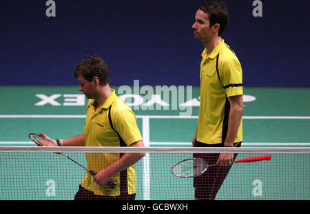 Die Briten Anthony Clark und Nathan Robertson stehen nach der Niederlage gegen die chinesischen Zhengdong Guo und Chen Xu während der Yonex All England Open Badminton Championships auf der NIA, Birmingham, niedergeschlagen. Stockfoto