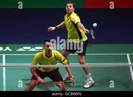 Die Briten Anthony Clark und Nathan Robertson (L) in Aktion Gegen die chinesischen Zhengdong Guo und Chen Xu am dritten Tag Der Yonex All England Open Championships 2010 bei der National Indoor Arena in Birmingham Stockfoto