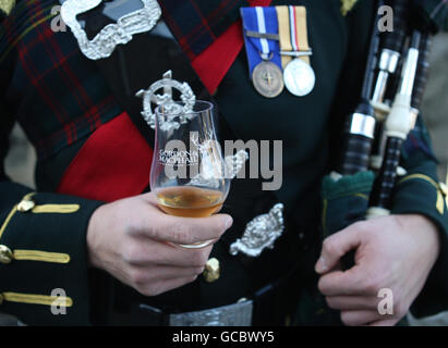 Der älteste abgefüllte Single Malt Whisky der Welt, Mortlach, der 70 Jahre alte Speyside Single Malt Whisky, wird verkostet, nachdem er heute im Edinburgh Castle von den Whisky-Spezialisten Gordon und MacPhail enthüllt wurde. Stockfoto