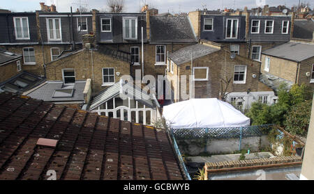 Ein Polizeizelt im hinteren Garten eines Hauses an der Alderville Road, Fulham, wo Suchteams Ausgrabungen begonnen haben, nachdem sie Informationen erhalten haben, dass ein Leichnam unter einer Terrasse auf dem Grundstück begraben werden könnte. Stockfoto