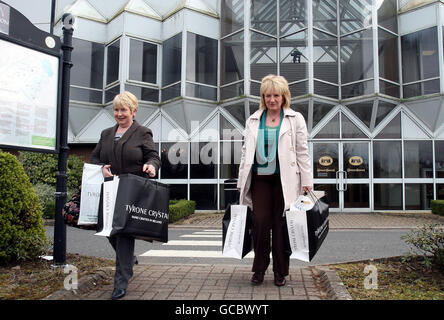 Kunden verlassen Tyrone Crystal in Co Tyrone, der Kristallhersteller wird es schließen, wurde heute bekannt gegeben. Stockfoto