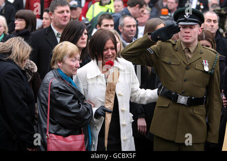 Trauernde beobachten, wie die Leichenwagen, die die Särge von Liam Maughan, Lance Corporal Thomas Keogh, Corporal Stephen Thompson, Rifleman Jonathon Allott und Corporal Richard Green tragen, nach der Repatriierungszeremonie im RAF Lyneham die High Street von Wootton Bassett, Wiltshire passieren. Stockfoto