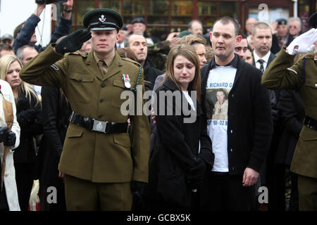 Trauernde beobachten, wie die Leichenwagen, die die Särge von Liam Maughan, Lance Corporal Thomas Keogh, Corporal Stephen Thompson, Rifleman Jonathon Allott und Corporal Richard Green tragen, nach der Repatriierungszeremonie im RAF Lyneham die High Street von Wootton Bassett, Wiltshire passieren. Stockfoto