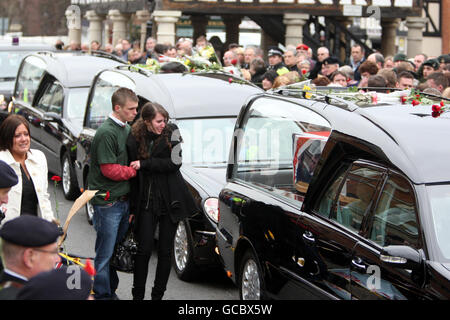 Leichenwagen, die die Särge von Liam Maughan, Lance Corporal Thomas Keogh, Corporal Stephen Thompson, Rifleman Jonathon Allott und Corporal Richard Green tragen, passieren nach der Repatriierungszeremonie im RAF Lyneham die High Street von Wootton Bassett, Wiltshire. Stockfoto