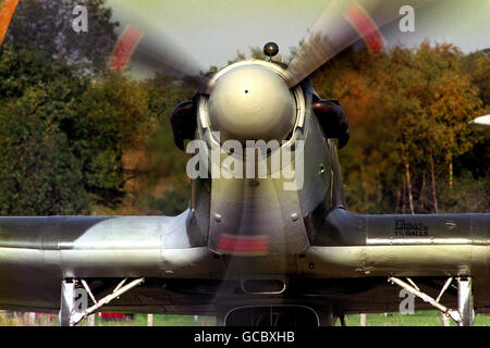 Zum 60. Jahrestag des ersten Hurricane-Fluges in Brooklands am 6. November 1935 startet ein umgebautes Hawker Hurricane-Kampfflugzeug zum ersten Mal in Brooklands. Stockfoto